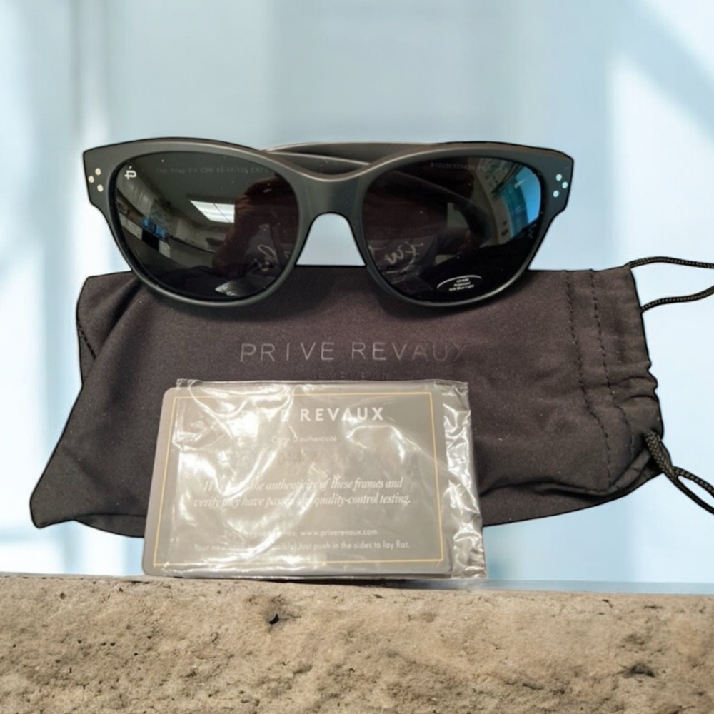 Privé Revaux Foldable Sunglasses Black New w/ Satchel Pouch & Auth Card‎